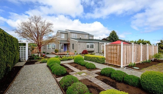 Fabulous 4-bedroom water-front house in cool La Conner perfect for families