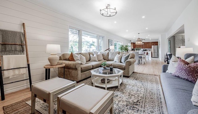 Fabulous 4 bedroom Waterfront Property-steps to your rink!