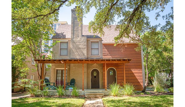 Fabulous 4 BR w/Fire Pit & Hot Tub Near Downtown