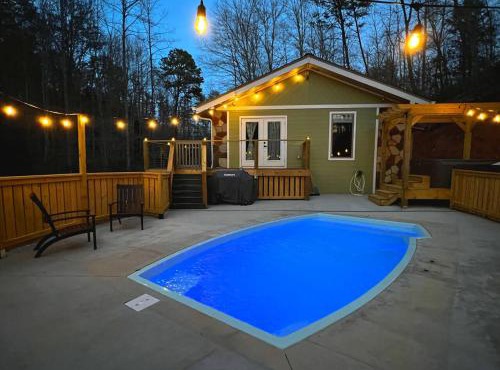 Fabulous 4Bed 3 bath Cottage Pool Hot tub Games