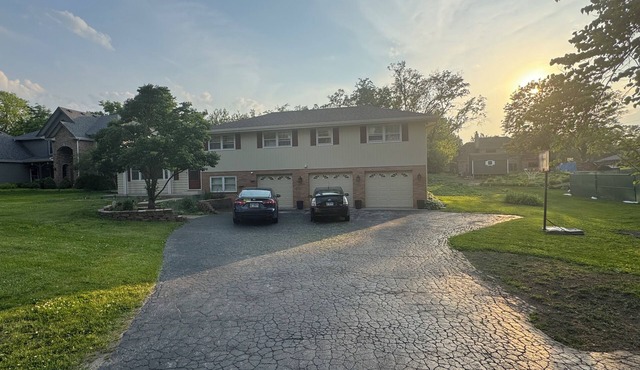 Fabulous 5-bedroom, 6 beds, 3 bath house near Ohare in Prospect Heights
