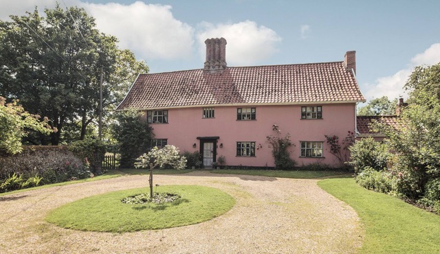 Fabulous 5 bedroom house with large enclosed garden, perfect for family breaks