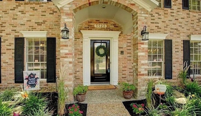 Fabulous 5-bedroom house/private Pool in Houston a few minutes from the airport