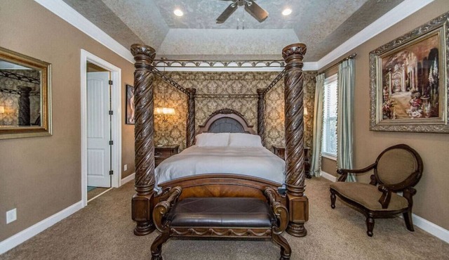 Fabulous 5 Bedroom Home W/Resort Style Amenities