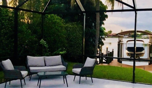 Fabulous 5 BR Waterfront Villa for Your Perfect Dream Vacation!