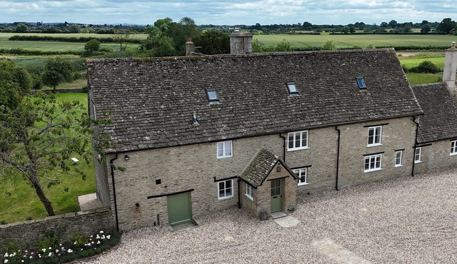 Fabulous 5* Cotswold Gem with Hot Tub. Dog friendly.