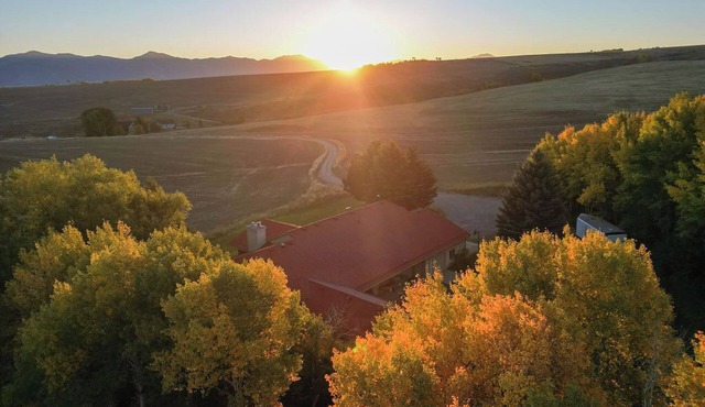 Fabulous 6-bedroom farmhouse in charming Ririe, perfect for groups!