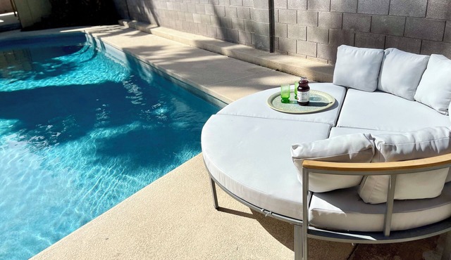 Fabulous 9-bedroom house 2 guest houses in Las Vegas
