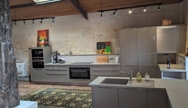 Fabulous air-conditioned barn conversion with three ensuite bedrooms (sleeps 8)