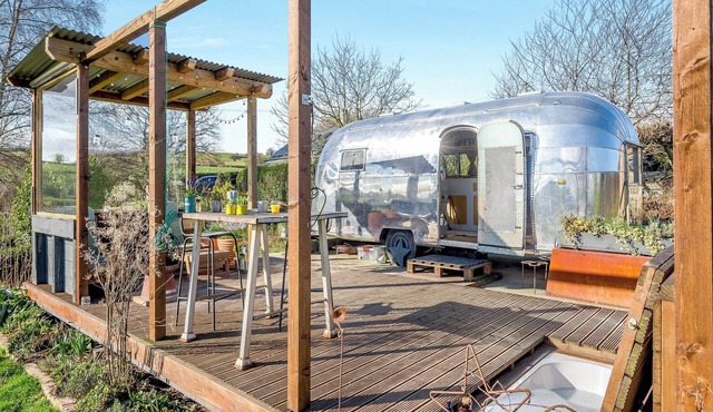 Fabulous Airstream with sunken bath in the decking, perfect for that romantic break away.