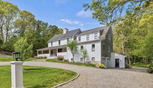 Fabulous and Unique home ! Family-sized with game room and entertainment.