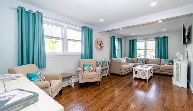 Fabulous Apt w/full amenities, blocks to beach!