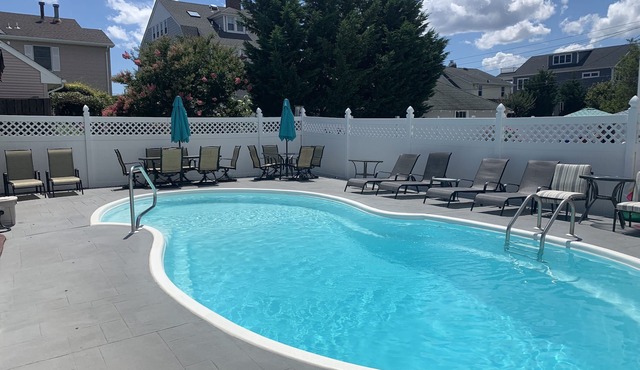 FABULOUS BEACH HOUSE- 7 Bedrooms,Heated Pool,12 BeachBadges,9 Car Driveway