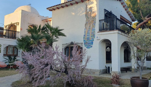 FABULOUS BEACHFRONT VILLA VERY CLOSE TO BARCELONA