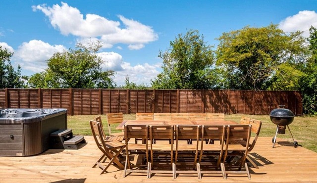 Fabulous cabin w/huge garden & hot tub sleeps 18