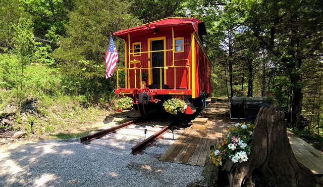 Fabulous Caboose Cabin in charming Eureka Springs