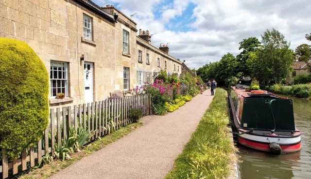 Fabulous canal side home walking distance to Bath