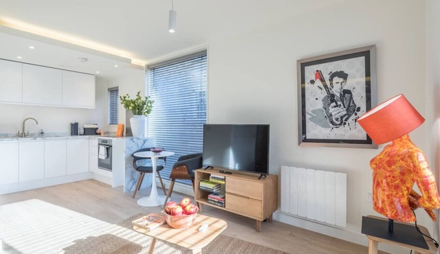 Fabulous Central Apt - With Balcony & Parking!