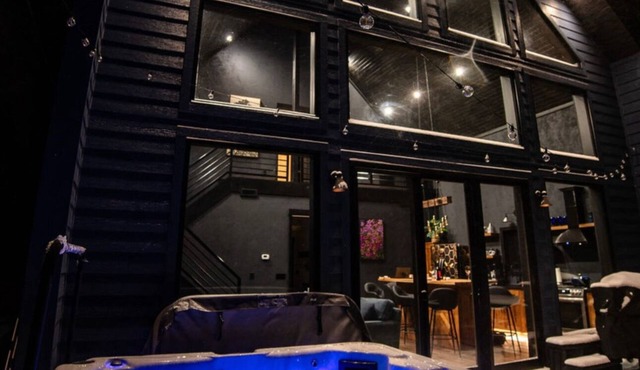 Fabulous chalet next to Christie Mountain ski area with SPA shower!
