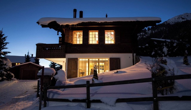 Fabulous chalet, stunning views , indoor jacuzzi, walking distance of ski lifts