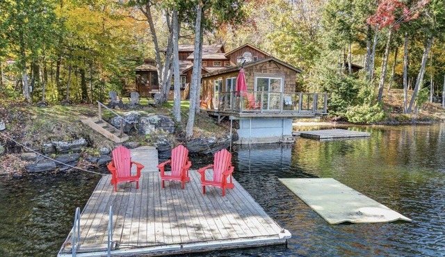 Fabulous Chandos Lake Getaway- Family-Friendly, Pet-Friendly, Game Rm, 2 Docks!