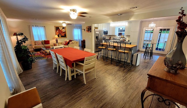 Fabulous, cozy cottage, w Hot Tub, 20-25 mins to Pensacola & Perdido Key Beach