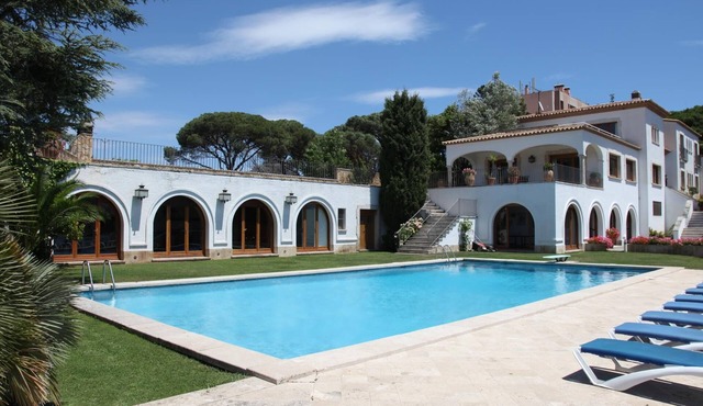 Fabulous Villa with private swimming pool of 25 x10 m