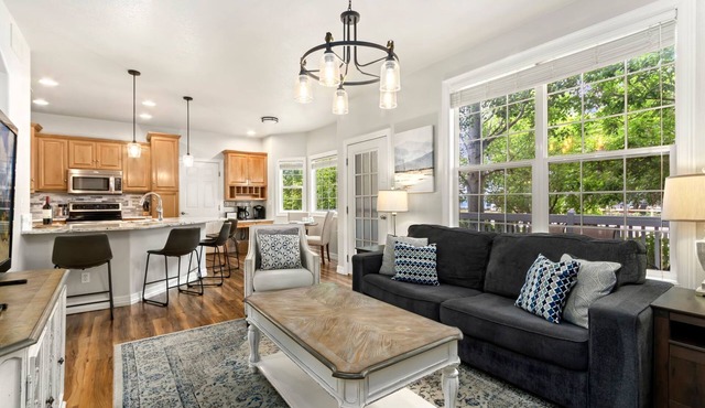 Fabulous Family-Friendly Retreat by Windsor Lake!