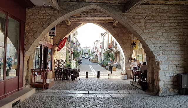 Fabulous 1 bedroom ground floor apartment with own entrance. 3km from Belves.