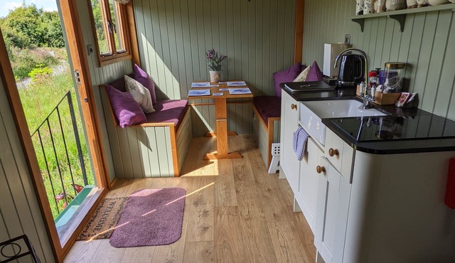 Fabulous family Shepherd's hut.Pet friendly. Electric hot tub bookable extra