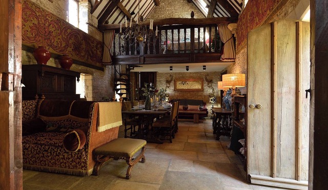 Fabulous Great hall in the center of Castle combe