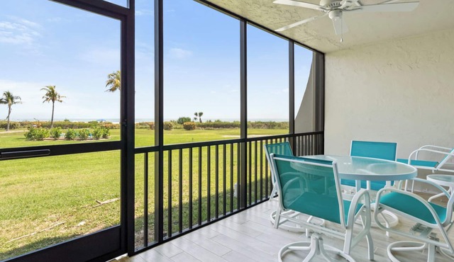 FABULOUS GULF FRONT, 2/2 condo, PET FRIENDLY, 4 bikes, Pool, pickleball, tennis!