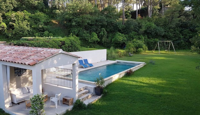 Fabulous: House, garden with sun + shade, large swimming pool, close to the village!