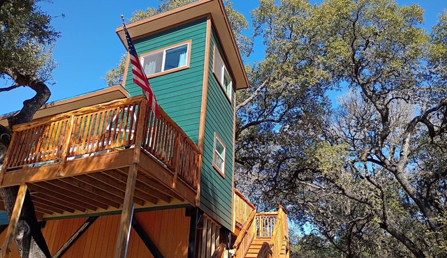 Fabulous Hill Country Treehouse Relaxing Stay with All Amenities