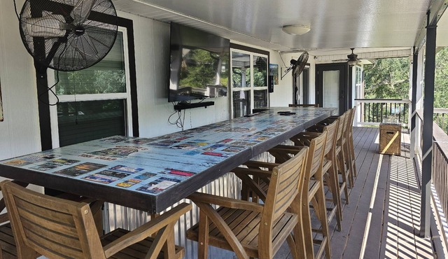 Fabulous Home on the Black Creek, firepit, water access, great views, outdoor bar, pool table, darts