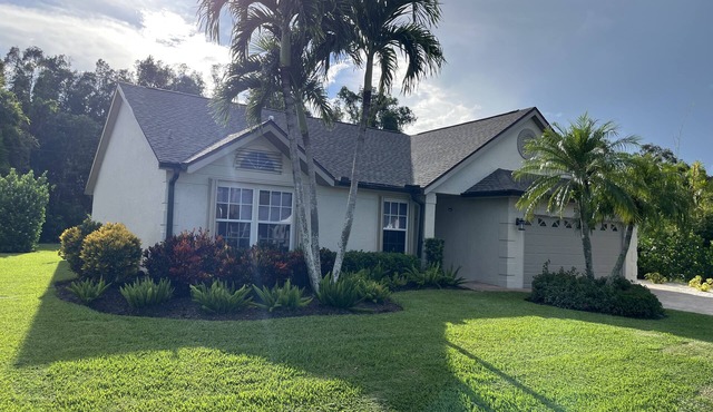 Fabulous home w/new pool & spa. Minutes to golf, shop, dine, and fun-in-sun.