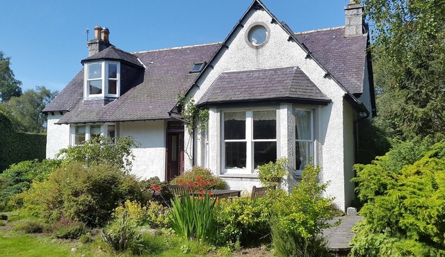 Fabulous house with sun-doors and patio - Large mature garden. Mountain views.