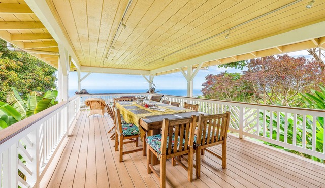 Fabulous island escape on coffee farm with hot tub, furnished deck & ocean views