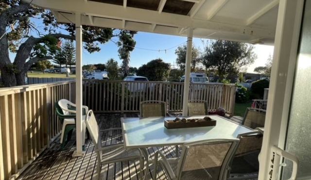 Fabulous Kiwi Bach, steps away to beautiful Waipu Cove beach!