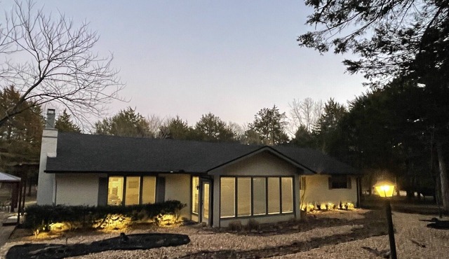 Fabulous Lake Front Home(Flat walk to water) For Your Enjoyment Of Beaver Lake!