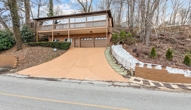 Fabulous lake view abode with five bedrooms and balcony - pool & tennis access