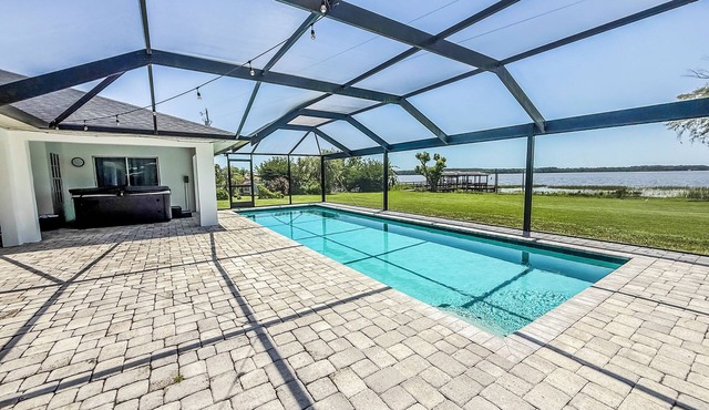 Fabulous lakefront villa 4 bedrooms with pool, spa, fitness room, ping-pong .