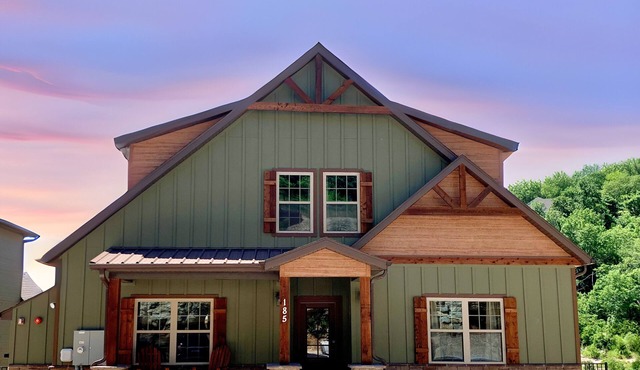 Fabulous Lakeview! Hot Tub/Firepit/Pool Table/Gameroom/Indoor-Outdoor Pools!