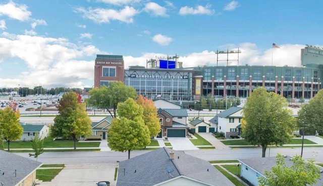 Fabulous Lambeau Field View! 3 King Beds & Game Day Ready Party Garage!