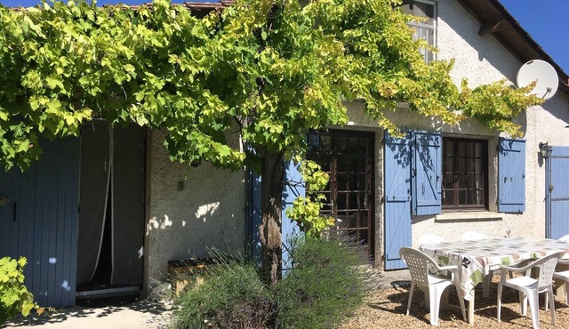 Fabulous location- farmhouse & pretty cottage with private heated pool & sauna