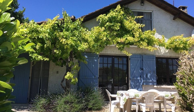 Fabulous location- farmhouse & pretty cottage with private heated pool & sauna