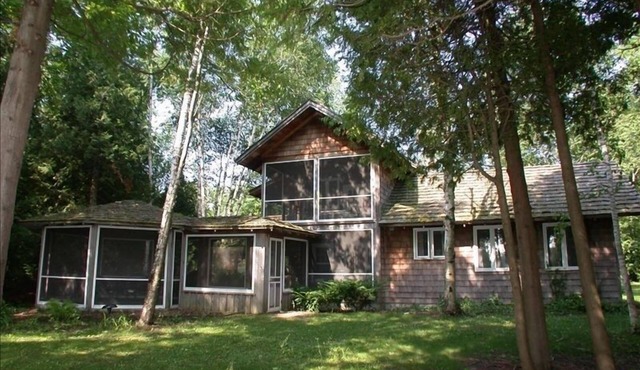 Fabulous Log Cabin on Kangaroo Lake in Door County, Wisconsin