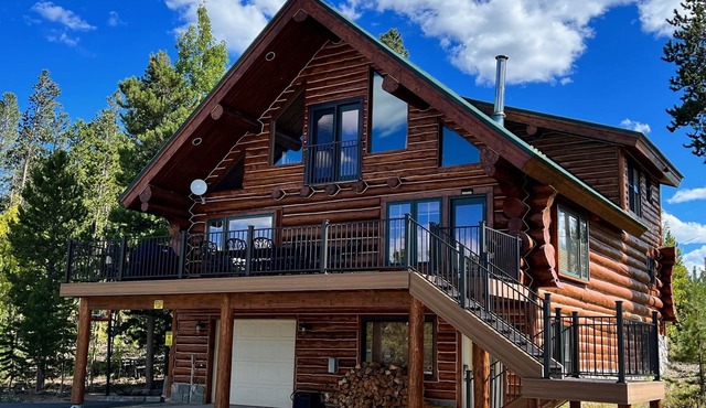 Fabulous Log Home - 2 Master Bedrooms!