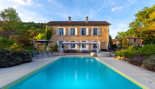 Fabulous Manoir in country location, sleeps 12, heated private pool, free WiFi