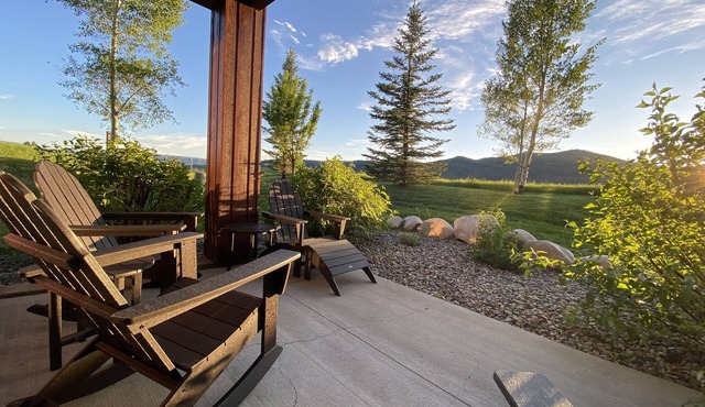 Fabulous Mountain Views! Easy Walk To Gondola, Peaceful & Secluded Feeling